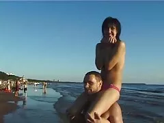 Novia caliente follada en la piscina