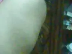 Puta joven caliente con las manos esposadas se ahoga en mi gran polla gruesa