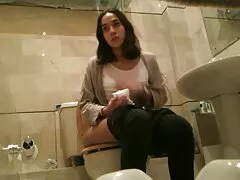 Esposa caliente tetona haciendo porno casero en el dormitorio con su pareja