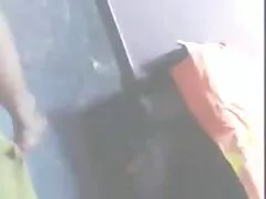 BBW amateur masturbándose con algunos juguetes sexuales caseros