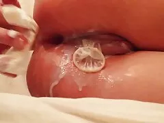 Rubia gordita blanca en trío interracial chupando dos negros