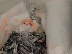 Expuesto maricón pervertido puta madura mariquita en sujetador vence a la carne y se corre