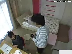 Esposa británica tetona y amante negro chupan interracial mientras los dedos