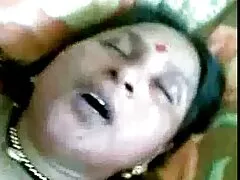 Jovencita pelirroja follada muy bien en la cama y recibiendo un creampie