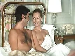 Novia con curvas es jugueteada analmente y follada en la cama