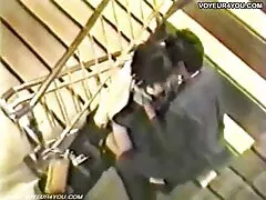 Semental negro que hace chillar a la chica blanca golpeando y moliendo bolas profundamente