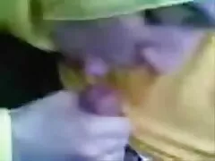 Esposa cachonda hermosa y sexy se está divirtiendo