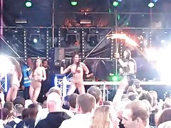 Milf de 43 años Shelly posando en un sofá marrón