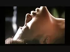Hermosa mujer juega con su consolador y una polla