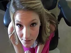 MILF tetona entrega una cabeza pública increíble