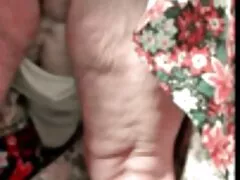 Linda morena delgada extiende su manguito apretado
