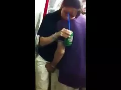 Chica caliente de al lado se enciende mientras ve porno