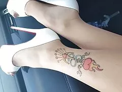 Milf morena con lencería blanca jugando con su coño y zanahoria