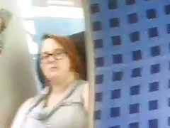 Esposa lily preparándose para que extraños la críen con pollas monstruosas