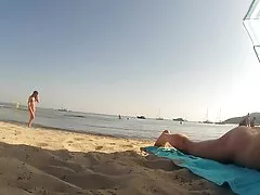 Amiga milf con cuerpazo jugando en casa